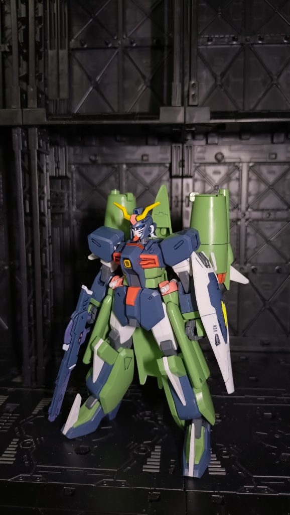 フロント頭部と腰部サイドアーマーと胴体中央とシールドを水性アクリルマーカーで部分塗装しました。シールドの砲門はガンダムマーカーのグレーで部分塗装。