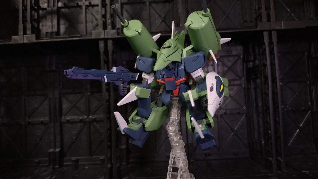 MA形態モビルアーマー形態になるときは頭部を取ってます。