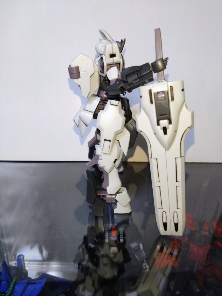 水性ホビーカラーはメタルブラック、スーパーファインシルバー、ガンダムエアリアルグレーを使用しました。