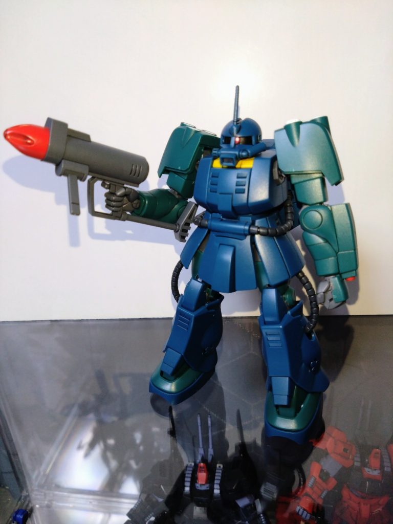 キットはシールだったので、モノアイをHアイズに変更しました。