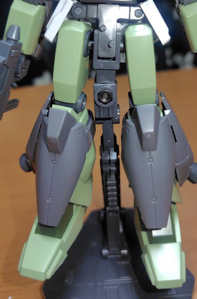 基はHGスーパーガンダム素体のMk-Ⅱにジェガンの四肢を移植。腕部は無改造で接続。股関節のボールジョイントは規格が合わないが、レジンコーティング液で上塗り重ねる(4〜5回程)だけでフィットするんですよ。