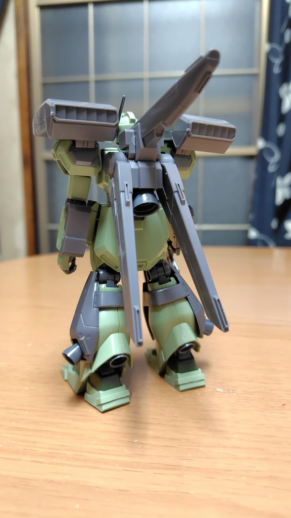 リア。背面スラスターはより偏向するタイプに替えられてより柔軟な機動性を持たせる。
