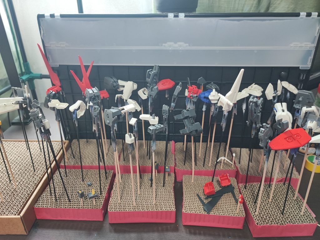 全塗装全塗装するために分解して持ち手へ。古いキットを一度バラし、現在の塗装で仕上げ直しました。