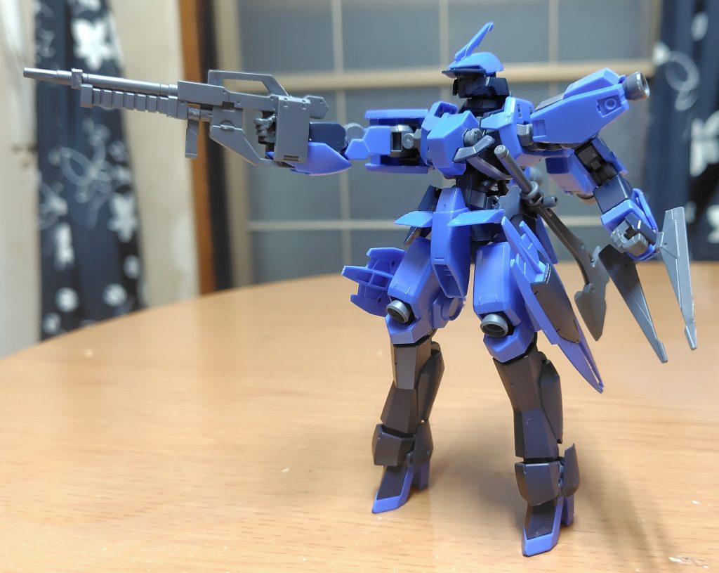 ライフルを片手構え。