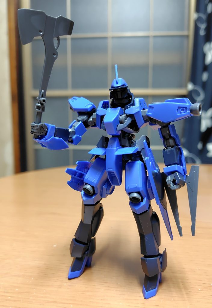 グレイズのアックスも装備。ガントレットが干渉して柄尻辺りしか握れない。