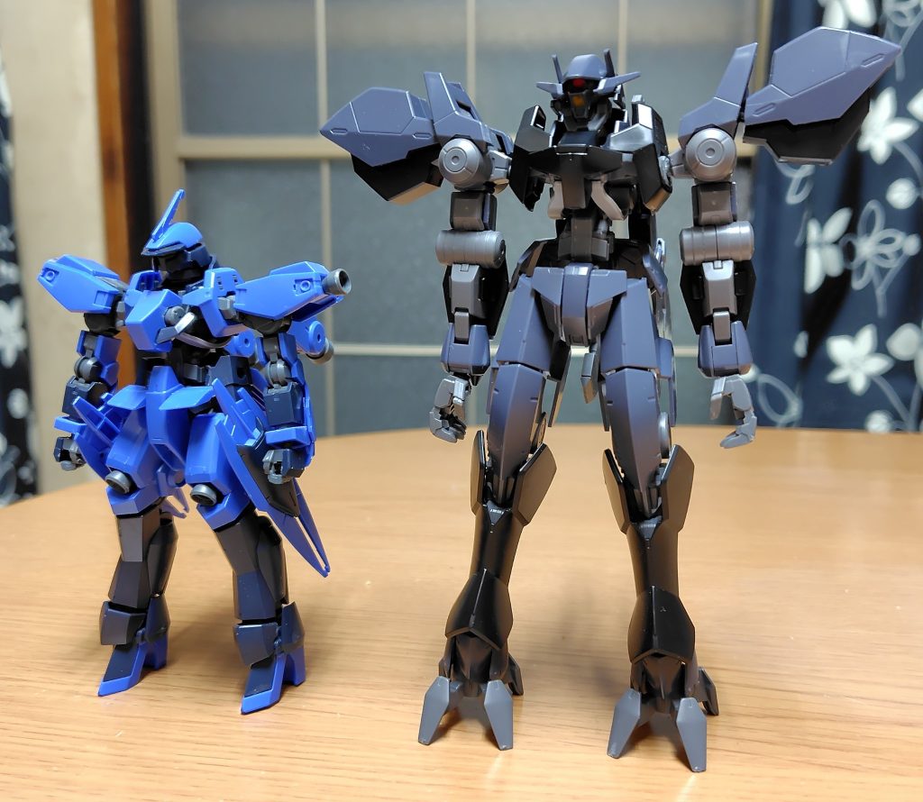 前回投稿したグレイズアインと並べて。とても同型機には見てない身長差だが、