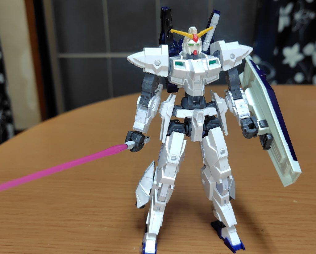 Mk-Ⅱのビームサーベルを運用。バックパック懸架時のバッテリー充填式だから手から放しても発振出来る。