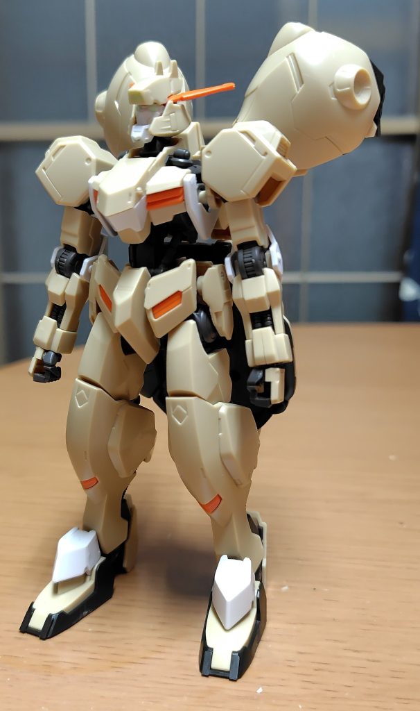 フロント。クリームカーキを主体にオレンジを差す配色。