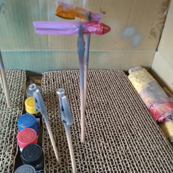 😄😄結局！コレも私あるあるなのですが！😄なんか見てみたら！合わせ目処理出来そうだったので！処理して薄いグリーンのグラデーションもやってしまいました！😀後残りのエアブラシ塗装は完全に乾燥してからマスキングして足関節フレーム部の塗装のみです！ホントに塗装部分はちょっとしか無いのですが！😄それ以外はちょっとした筆塗りとモノアイの取り付けと！足の前面に付ける小さいバーニア4つを付けたら！組み立てに入れます！😀今度は今塗装したパーツにマスキングが絡むので！放置乾燥してからやるので！ホントに作業ストップします！😄次に再開したら直ぐに塗装は終わるので！組み立てに入ると思います！😀（2枚目）