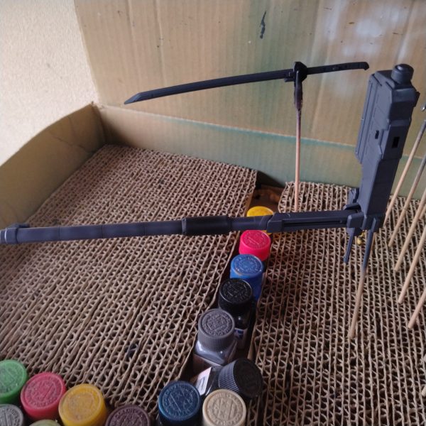 色物系のグラデーションと武装系の塗装が終わりましたが！滑空砲って言うんですかね?😄これと！剣？は塗り分けがあるので！これらもマスキング行きですので！ラストに纏めてやります！😄ちょっと間は乾燥させてから次はフレーム系の塗装に入ります！😀（2枚目）