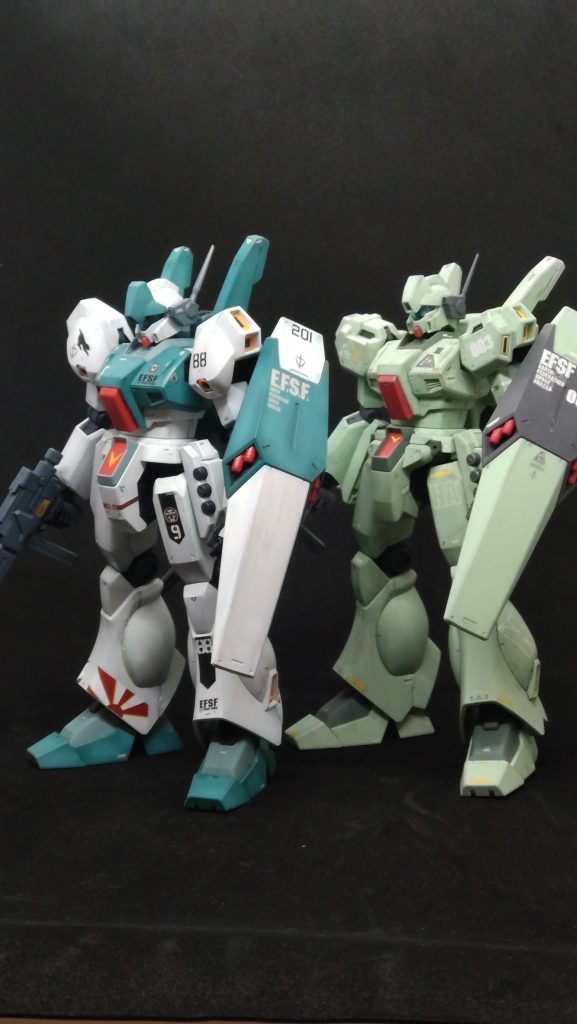 うちにある普通のジェガンはD型なのでそちらと並べて。やっぱりカラーでかなり印象変わるなぁと改めて思います。