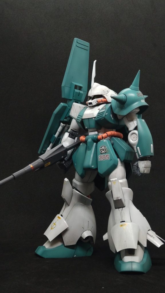 好みでモノアイガード？のクリアパーツは外して、一見光ってない様にしています。モノアイ機はどこ見てるかわからないのが何故か好きなのです。仕上げイメージはどこかの特別塗装、またはアグレッサーのイーグル。戦後にどこかの基地で敵役務めてたら良いなぁという妄想です。とはいえ、オレンジの原作カラーにするかは塗る直前まで迷いました。