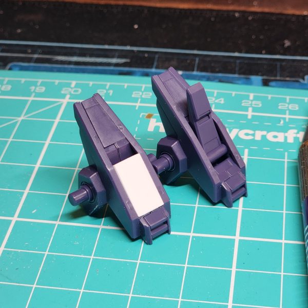 翼やフィンがたくさんあるガンダムって、かっこいいですよね? ライトニングガンダムの翼を改造することにしました。まず、肩の部分を少し細くして、平らなプレート部分を追加しました。この肩はAGE IIマグナムガンダムのものです。翼はプレートに接着して穴を開け、ペグに差し込むように改造しました。翼はあらゆる角度に展開できるようにしました。これで飛行中にカッコいいポーズが取れるようになるはずです。この機体のシルエットもだんだん形になってきました。でも、まだ公開は控えておきます。-Gundam with lots of wings and fins look slick don't they? I've decided to modified some wings for my Lightning Gundam. To begin, I have toned down the shoulders and added a flat plate section. These shoulders are from the Age II Magnum Gundam. I have modified the wings by gluing to some plate and drilling a hole to sit on the pegs. I ensured that the wings can fold out at all angles. I hope this will allow for some cool poses when in flight. The silhouette of this unit is really starting to come together. I don't want to reveal it just yet though. (2枚目)