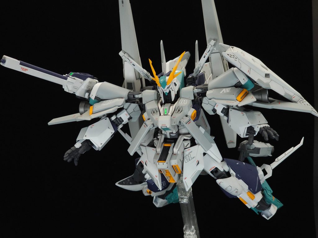 カラーリングは量産型νガンダムカラーに、イカロスユニットはアリュゼウスをイメージしたグレーで塗装しました