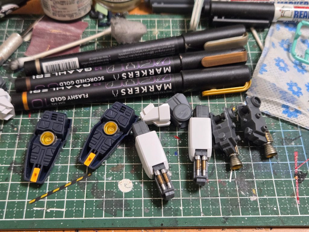 バーニアやシリンダー部等をメタリックマーカーでチョイ塗り