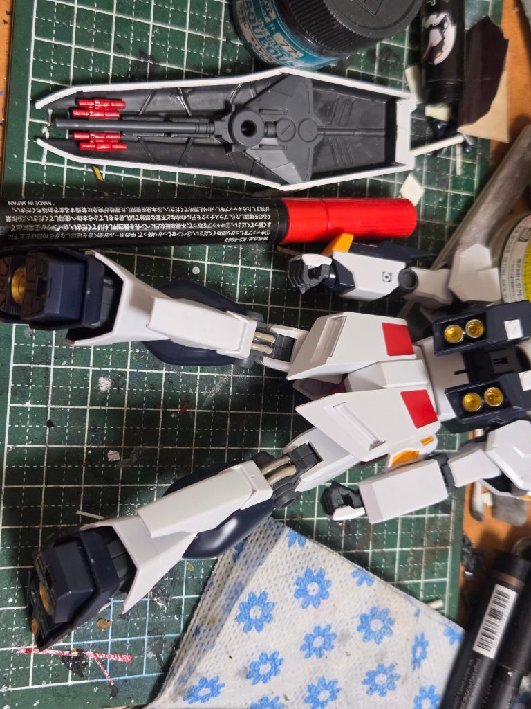 シールド裏や装甲裏も筆塗り