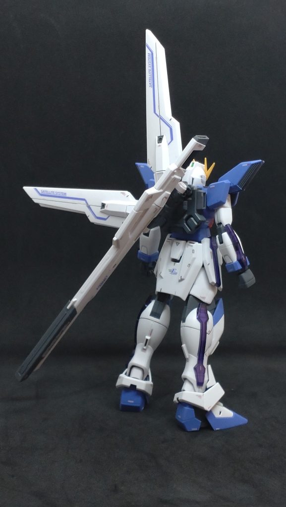 せっかくの限定品なので、いつもの成型色活かし＋デカールでの簡単フィニッシュ。膝は指定が白のパーツでしたが、好みで肩や胴体と同じ色に変えています。