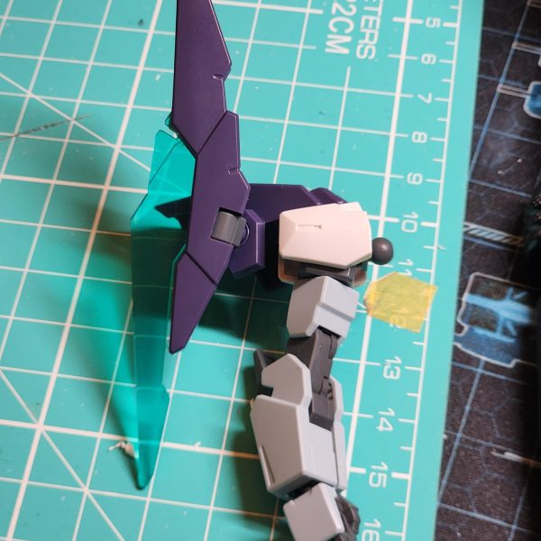 翼やフィンがたくさんあるガンダムって、かっこいいですよね? ライトニングガンダムの翼を改造することにしました。まず、肩の部分を少し細くして、平らなプレート部分を追加しました。この肩はAGE IIマグナムガンダムのものです。翼はプレートに接着して穴を開け、ペグに差し込むように改造しました。翼はあらゆる角度に展開できるようにしました。これで飛行中にカッコいいポーズが取れるようになるはずです。この機体のシルエットもだんだん形になってきました。でも、まだ公開は控えておきます。-Gundam with lots of wings and fins look slick don't they? I've decided to modified some wings for my Lightning Gundam. To begin, I have toned down the shoulders and added a flat plate section. These shoulders are from the Age II Magnum Gundam. I have modified the wings by gluing to some plate and drilling a hole to sit on the pegs. I ensured that the wings can fold out at all angles. I hope this will allow for some cool poses when in flight. The silhouette of this unit is really starting to come together. I don't want to reveal it just yet though. (5枚目)
