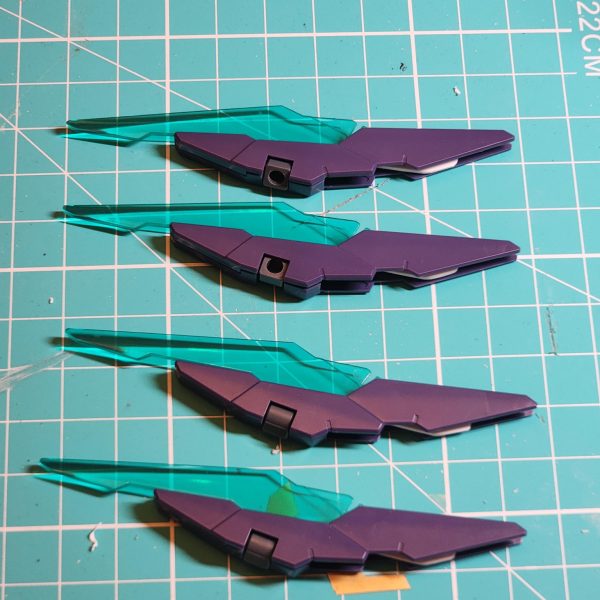 翼やフィンがたくさんあるガンダムって、かっこいいですよね? ライトニングガンダムの翼を改造することにしました。まず、肩の部分を少し細くして、平らなプレート部分を追加しました。この肩はAGE IIマグナムガンダムのものです。翼はプレートに接着して穴を開け、ペグに差し込むように改造しました。翼はあらゆる角度に展開できるようにしました。これで飛行中にカッコいいポーズが取れるようになるはずです。この機体のシルエットもだんだん形になってきました。でも、まだ公開は控えておきます。-Gundam with lots of wings and fins look slick don't they? I've decided to modified some wings for my Lightning Gundam. To begin, I have toned down the shoulders and added a flat plate section. These shoulders are from the Age II Magnum Gundam. I have modified the wings by gluing to some plate and drilling a hole to sit on the pegs. I ensured that the wings can fold out at all angles. I hope this will allow for some cool poses when in flight. The silhouette of this unit is really starting to come together. I don't want to reveal it just yet though. (4枚目)