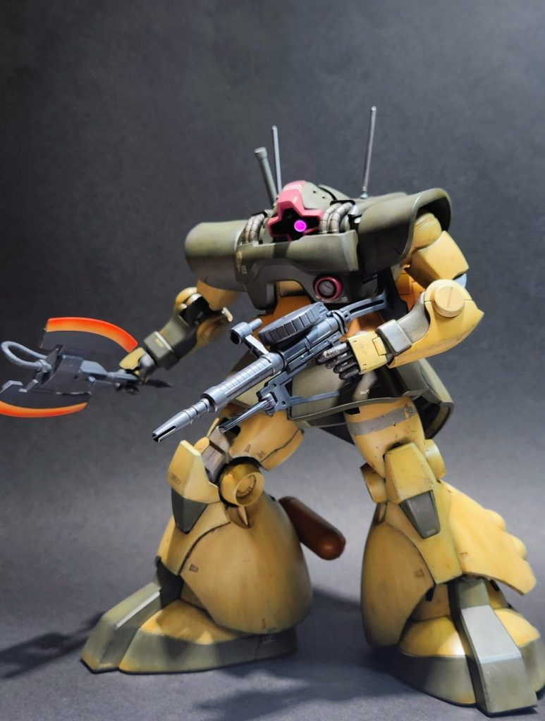 ガンダムユニコーンの時に装備していたザクマシンガンも似合いますね。ヒートトマホークの発熱しているような表現も初めて挑戦しました。格好良いと感じましたので、これからも練習して上手く取り入れたいと思いました。