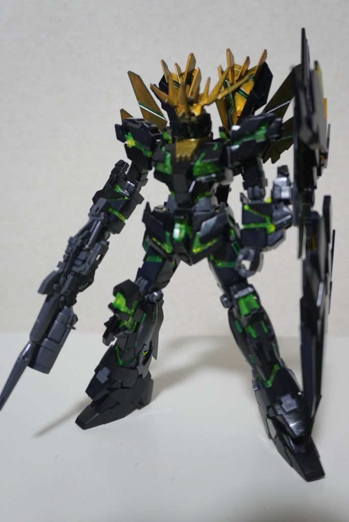 バンシィの黒の色合いが実物だとイイ感じなのですが何色を使ったのかわからない🤔シールドのアームドアーマーのサイコフレームはノルンのオレンジの上からクリアグリーンを吹きましたが変な色になったのはご愛敬😇