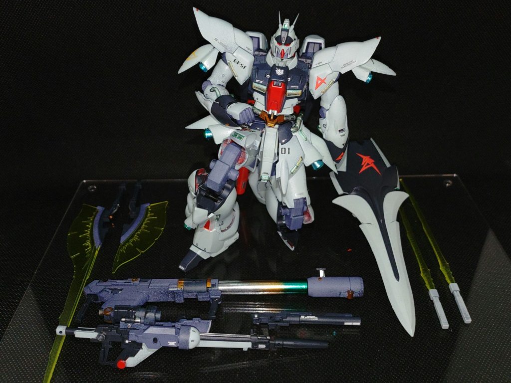 シナンジュのジオンジオンした刺々を配しスッキリとしたフォルムに改造。袖付きの特徴たるエングレービングもオミットし連邦っぽくまとめてみました。ガンダムをアムロに渡したくない連邦上層部に納得させる為にアナハイムがリ·ガズィとして納入したようです(笑)