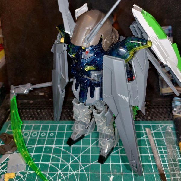 シナンジュ×リガズィも完成したので次何つくろー？と、考えた目の前に洗浄乾燥待ちの間にパチったデスサイズ（クリア）。そ〜いえばウイングゼロをFA化したなぁと思い出しデスサイズFA化計画発動！一通り組み終えたので洗ってサフって塗装···え？また塗装！？＼(^o^)／（4枚目）