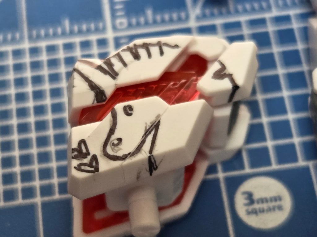 特徴的なマーキングは、シャーペンで下書きした上、油性マジックで清書
