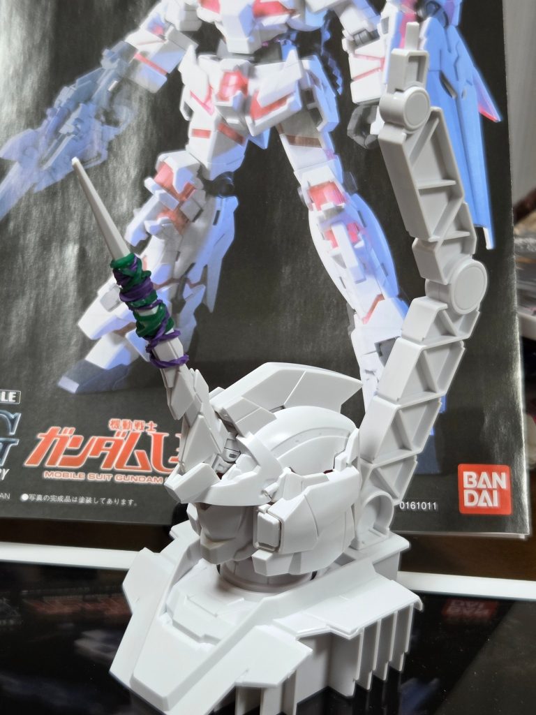 このヘッドディスプレイも、ファイナルバージョンにちなんでます、解体する時に、ユニコーンの一角ツノが開いてしまうため、ツノだけ封印してたのを再現してます。といっても、輪ゴムでぐるぐる巻いただけのお手軽仕様なんですけどね(笑)