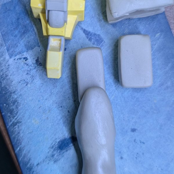 フルスクラッチでラスヴェートを作成しています。1/144を想定していますが、きちんと計算などはしていないので、かなり大きくなっています。（3枚目）