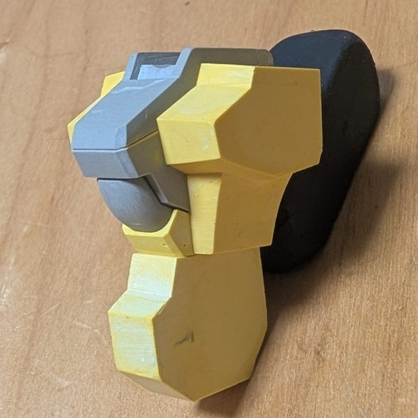 フルスクラッチでラスヴェートを作成しています。1/144を想定していますが、きちんと計算などはしていないので、かなり大きくなっています。（2枚目）