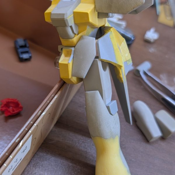 フルスクラッチでラスヴェートを作成しています。1/144を想定していますが、きちんと計算などはしていないので、かなり大きくなっています。（4枚目）
