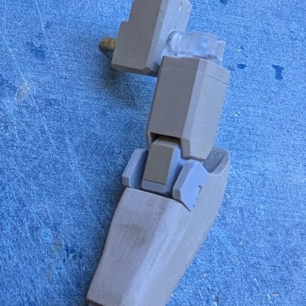 フルスクラッチでラスヴェートを作成しています。1/144を想定していますが、きちんと計算などはしていないので、かなり大きくなっています。（6枚目）