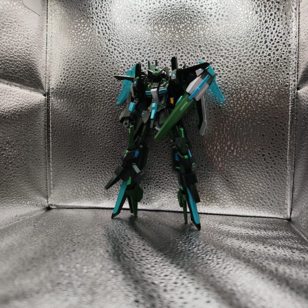 こんばんわ、hebesomeです。あべちゃんことSnow Manの阿部亮平さんモチーフ💚『Zガンダム Snow Edition』作成中です!!あべちゃんが天気予報士☀️☔⚡️🌪️の資格をお持ちという事から最初、可変武器で天気の要素を出そうと思いましたが言ったもん勝ちだなぁと考え「人工衛星だ!!」という事で本体の周りにファンネルみたく人工衛星に見立てたサポートメカを追随させる方向で行きます。※光の加減で画像上では黒っぽく見えますが濃い目の緑になっております。（3枚目）