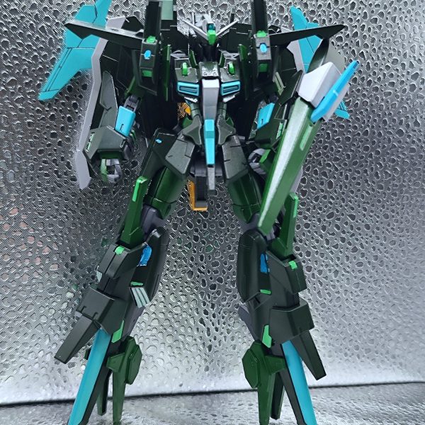 こんばんわ、hebesomeです。あべちゃんことSnow Manの阿部亮平さんモチーフ💚『Zガンダム Snow Edition』作成中です!!あべちゃんが天気予報士☀️☔⚡️🌪️の資格をお持ちという事から最初、可変武器で天気の要素を出そうと思いましたが言ったもん勝ちだなぁと考え「人工衛星だ!!」という事で本体の周りにファンネルみたく人工衛星に見立てたサポートメカを追随させる方向で行きます。※光の加減で画像上では黒っぽく見えますが濃い目の緑になっております。（2枚目）