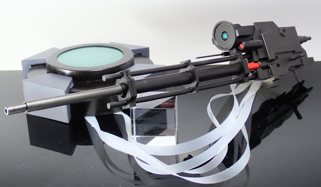 ライフルは軽くしたかったのでほぼプラ板とプラパイプで製作しました。グリップはEGストライクのライフルから流用しました。コンデンサはプラ板とエポパテで製作しました。レンズ部分はグリーンのクリアファイルを丸く切り出して取り付けています。粒子供給ケーブルはクリアファイルにメンディングテープを貼り付けたものを切り出しています。