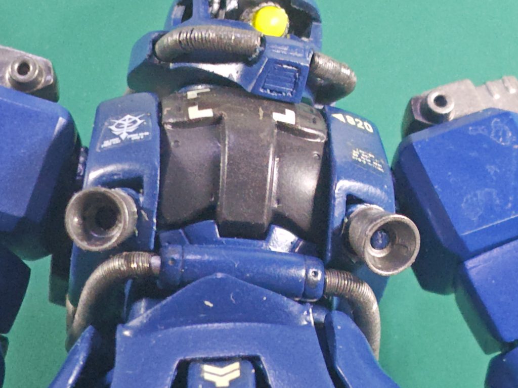 ボディはHGザクをメインに様々なザクを寄せ集めて構成してます。元のキットの胴体を切った貼ったしてたら、胴体の上半身の部分が細かくなってしまい、使い物にならなくなり、他のザクのボディを使ってます。胸の張り出した感じも欲しくて、オリジン版のザクの物を使用してます。