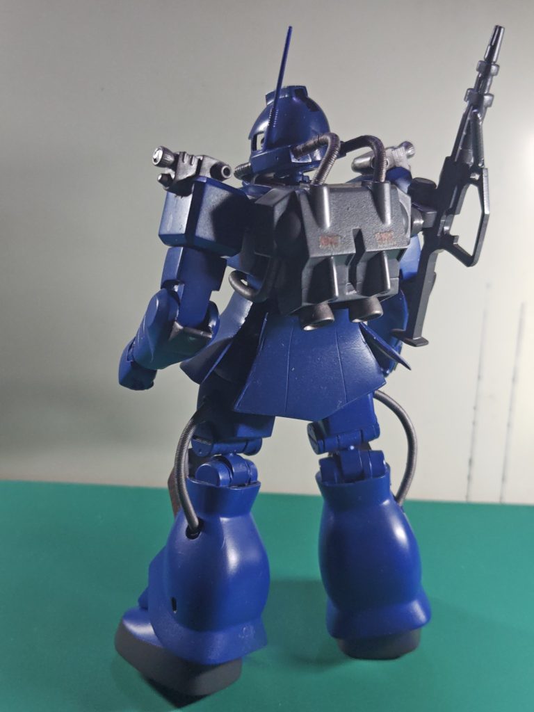 本来、強行偵察型なので、武装はないのですが、武器無しも心許無い、連邦軍のMSが登場してからは、きっと多少の最低限の武装もあったのでは…と思い、ザクマシンガンの簡略化した物を携行してる、という設定です。ドラム型の弾倉では無く、コンパクトな弾倉数の少ないパック式を商品してる設定です。足の関節は、太ももと膝で関節増やして、足にポーズ取れるようにしてます。その流れで、動力パイプもキットの物が使えない、長さが足りないので、スプリングを使用してます。