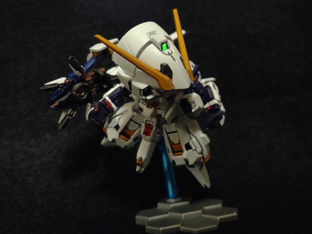全身白い機体なので、筆塗り箇所が少なく助かりました(笑)