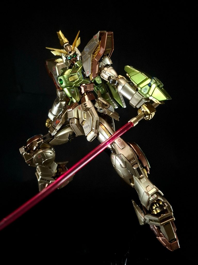 モードチェンジ戦闘の状況、あるいはガンダムファイターであるドモン・カッシュの感情によってその姿を変化させる。通常時はノーマルモードと呼ばれ、そこからバトルモード、スーパーモードへと変化する。ただし、厳密に言えば必ずしもそれぞれのモードに確定した形態があるとは言えず、ドモンの体調、あるいはシャイニングガンダムの状態によってそれぞれの可動点が個別に発動する場合もあるらしく、ドモンが興奮、憤慨していたりすると、その感情に応じてダクトやレッグカバーなどが単独で展開したりする事もある。