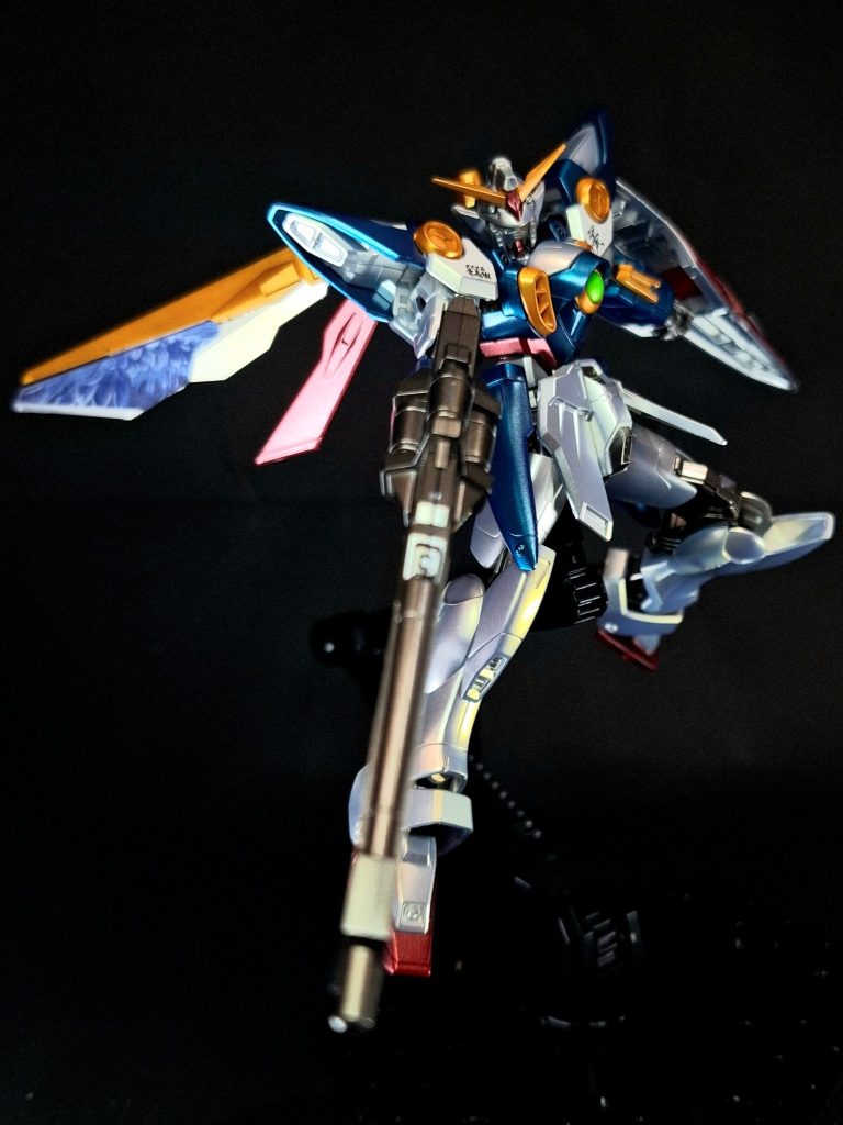 武装編集バスターライフルウイングゼロのツインバスターライフルをもとに開発されたビーム砲[1]。オリジナルのツインバスターライフルは機体本体からエネルギーを供給する方式を採用しているが[10]、本兵装の場合は、エネルギーを物質化寸前まで縮退化させて詰め込んだ専用カートリッジを銃身に3基装着しており[3]弾数は3発となる[11][5][4]。戦艦の主砲クラスと同等の威力を発揮する[5]。出力もツインバスターライフルの半分以下に抑えられている[12]が、最大出力射撃時のエネルギーは中規模都市の1日の消費量にも相当し、射軸を中心とした周辺の大気を一瞬にして電離（イオン化）させ、半径150メートルにおよぶ激烈なプラズマ過流と数十キロメートルにおよぶ灼熱の奔流を巻き起こすほどの威力をもつ[3]。また、このビーム自体が複合的な層をもち、高速で貫通力の高いビーム帯を中心に、低速で破壊力の強い粒子束がさらに貫通する[3]。バード形態を併用した本機の機動性と合わせれば、戦略兵器としての運用も不可能ではない[3]。エネルギー経路がカートリッジで完結しているため、規格の異なる別の機体でも使用可能な利点を持ち、作中でもカトルが（「敗者たちの栄光」ではヒイロが）発砲している。プラモデル「マスターグレード ウイングガンダム」では下腕部のランディングクローを使い、バスターライフルの保持を補佐する新解釈が取られている。EW版では機体の全高並みに長大化され、銃尻にはバード形態時に頭部を覆うフェアリングパーツが追加されている。同時に、片腕に3発、左右合わせて6発分の予備カートリッジを収めた専用ラックを懸架する。撃ちきると軍用の補給施設でないと再充填が行えないこともあり、「敗者たちの栄光」の劇中ではヒイロが残弾数を常に意識していた。