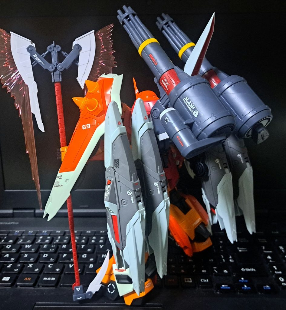 さすがに搭載方法が思いつかない+積めたとしても重すぎで関節が負けそうだったので、結果的にこのバランスで制作しました。