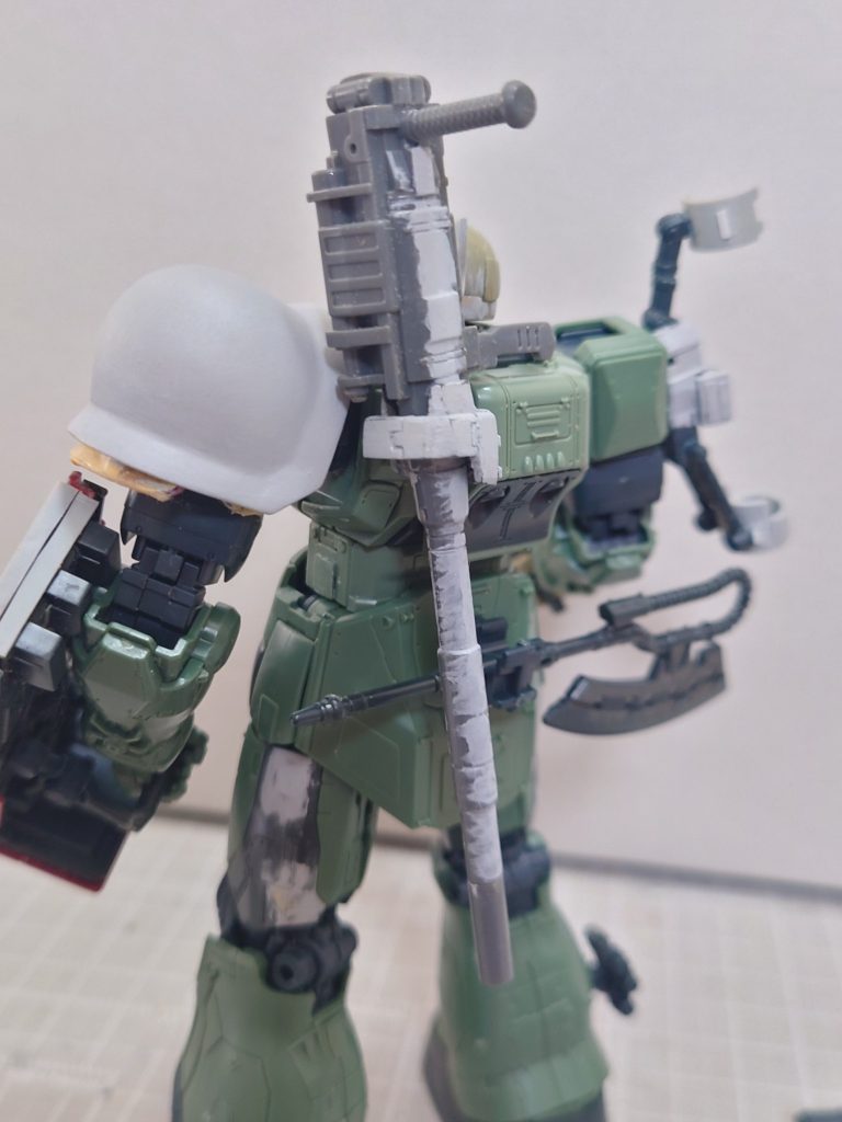ラック関係も余剰パーツで、肩アーマーはHGUCグフカスタムを幅増しとエポパテ駆使してレクイエム系ザクの丸スパイクアーマーにボリュームバランスを合わせてます。何気に手間がかかったのはガルマ機から持って来たマゼラ・トップ砲の合わせ目消しでしたね（笑）