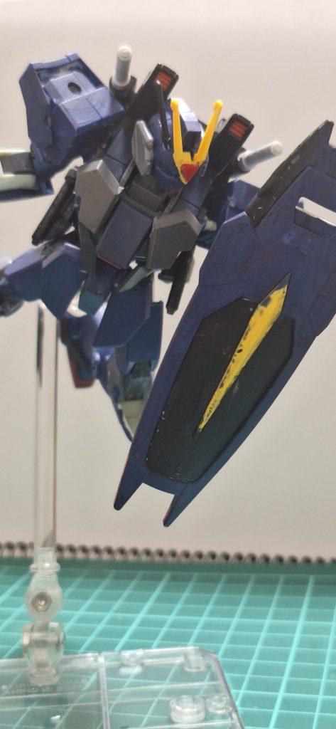 武装は63mm高エネルギービームライフル改。ストライクガンダムが利用したものを口径増大・エネルギー収束率強化により威力を向上させたもの。頭部にはダガーL同様にM2M5 トーデスシュレッケン12.5mm自動近接防御火器を設置。シールドは対ビームシールドを装備。