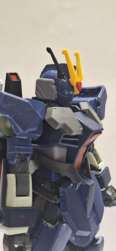 頭部はマイフリのアンテナを接着。頭部横のパーツは残しながら、ガンダムタイプの意匠を入れたかったんです。