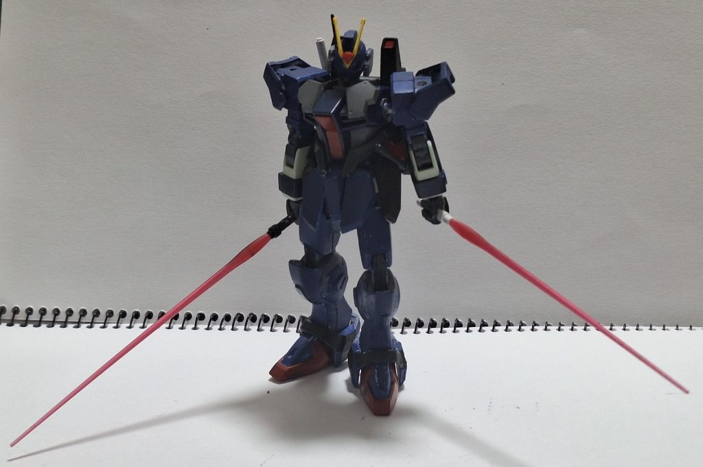 ブルーデスティニー的な二刀流が似合う機体にしたくてサーベルを多く装備させました。