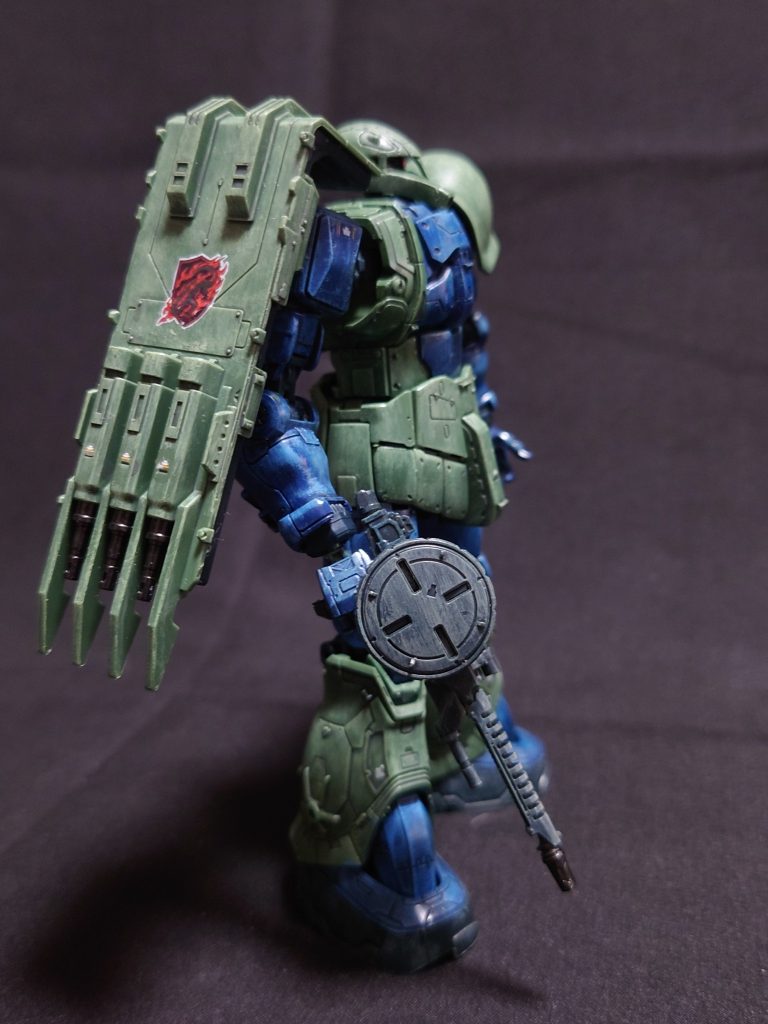 途中で思い付いて、レッドウルフ隊仕様のシールドも装備。オリジンで前例有るから良いよね？古参のオヤジキャラがソラリ隊長から強引にシールドの部品を融通させたって脳内設定です（笑）そしてサラマンダー隊部隊章も貼っちゃいました。古参で旧型機愛用のオヤジキャラ副長って有りそうじゃないですか？