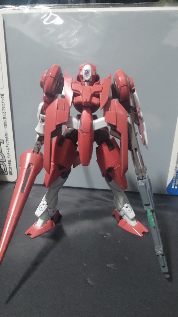 正面ショット太股や股間のアーマー中央をダイソーカラーマスキングテープ（赤）を部分塗装の代わりに貼り付けています。太股上部の黒い部分はダイソーカラーマスキングテープ（黒）部分的に貼り付けました。股間部分はあまり上手く貼れませんでしたね！