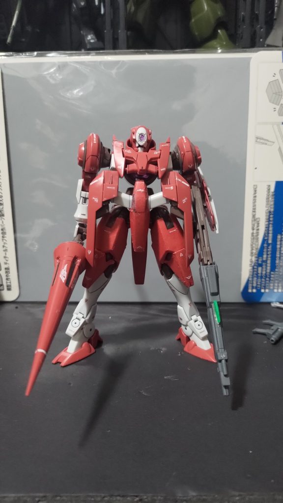 正面ショット太股や股間のアーマー中央をダイソーカラーマスキングテープ（赤）を部分塗装の代わりに貼り付けています。太股上部の黒い部分はダイソーカラーマスキングテープ（黒）部分的に貼り付けました。股間部分はあまり上手く貼れませんでしたね！＋百均ホビーステッカー