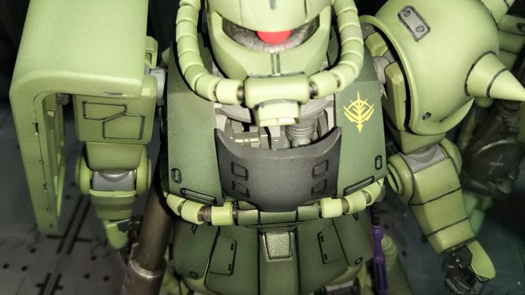 このキットにはパイロット(ジオン一般兵さん)乗ってません💦(旧MGはハッチの開きがよくない)